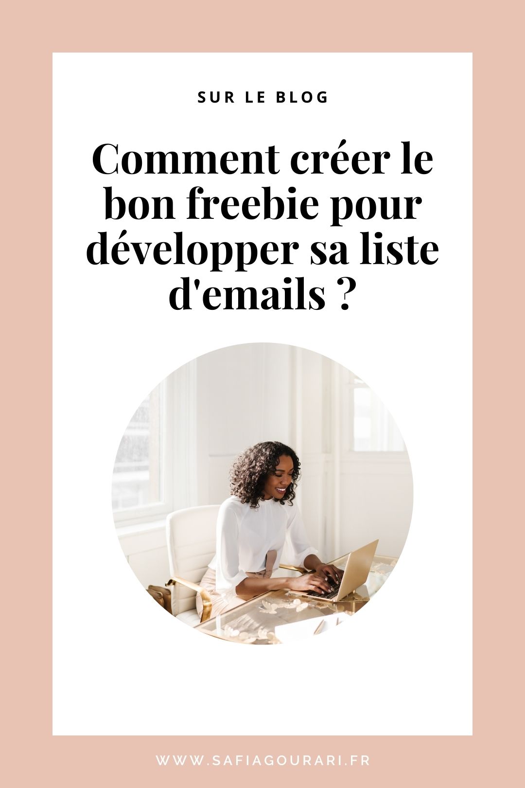 Un freebie est un contenu que vous offrez gratuitement en échange d’une inscription à votre liste d’emails. Pourquoi est-ce qu’il est important ? Parce qu’on ne donne pas son adresse email au premier venu, il faut une bonne raison de le faire. 